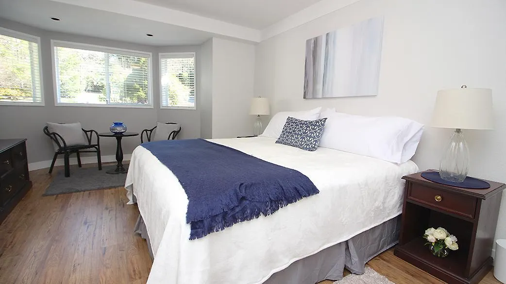 Sea Breeze Ocean Front Home North Saanich 0*,  Kanada