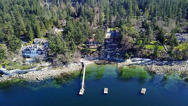 Sea Breeze Ocean Front Home North Saanich 0*,  Kanada