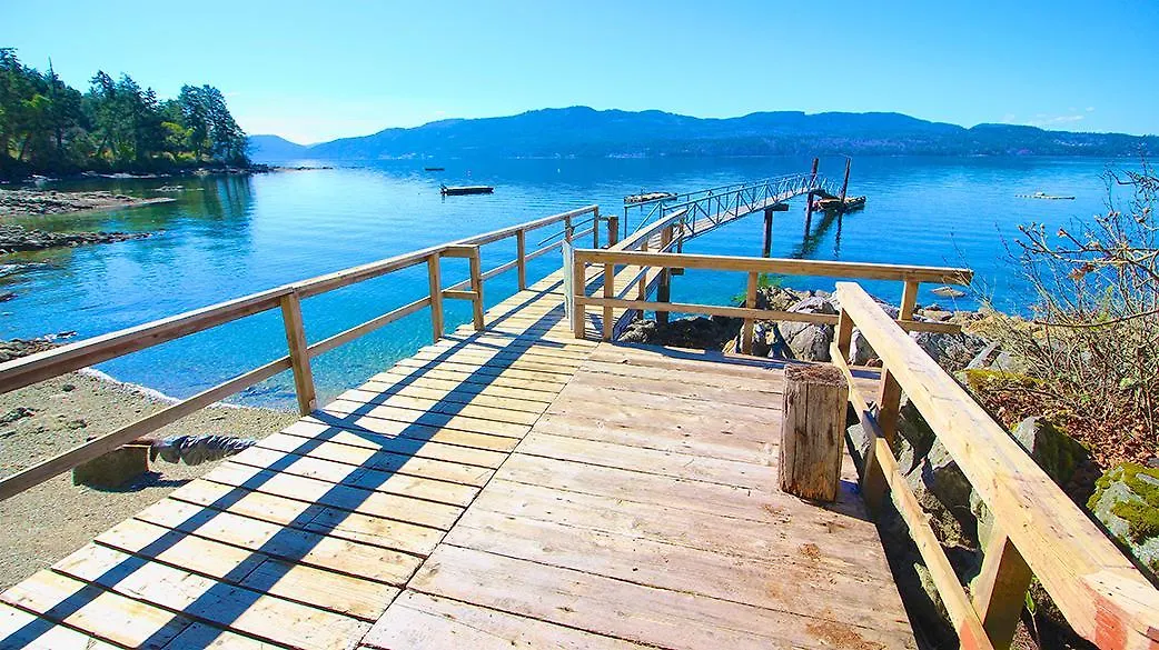 Sea Breeze Ocean Front Home North Saanich