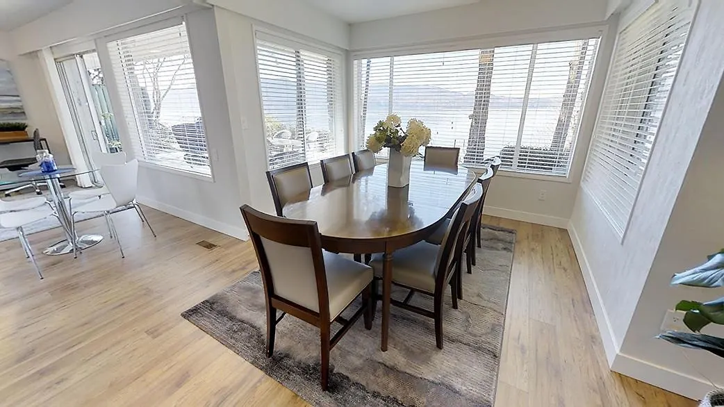 Sea Breeze Ocean Front Home North Saanich